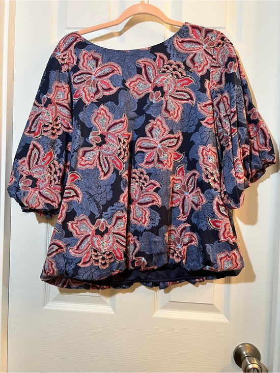 Chico's Tops - 🦋  Chico's floral bubble top with floral detail  size 3-xlarge
